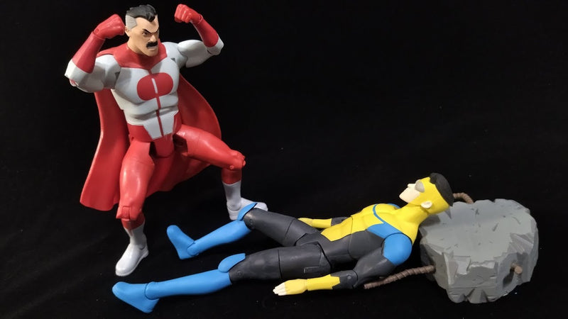 Invincible Deluxe Invincible Figure - Action & Toy Figures -  Diamond Select Toys